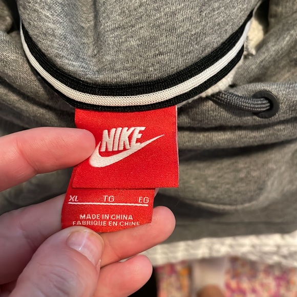 Like new WOMENS NIKE HOODIE - Picture 3 of 4